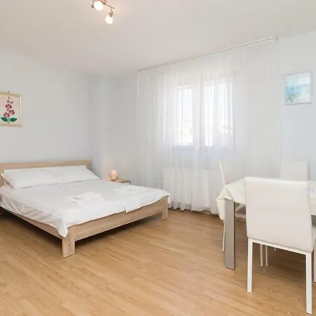 Two-bedroom In Apartamento